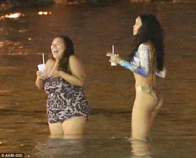 Haster18_'s tweet image. 2. When Rihanna bathed in a sewer in brazil thinking it was a beach.