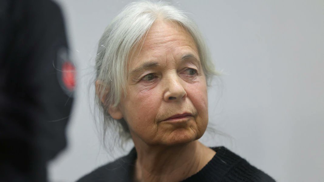 Sehr starke Prozesserklärung von Daniela Klette: 

"Es geht einmal mehr um die Aburteilung der RAF, die seit 27 Jahren Geschichte ist; es geht um die Abrechnung mit dieser Widerstandsgeschichte von fundamentaler Opposition." 

de.indymedia.org/node/499959