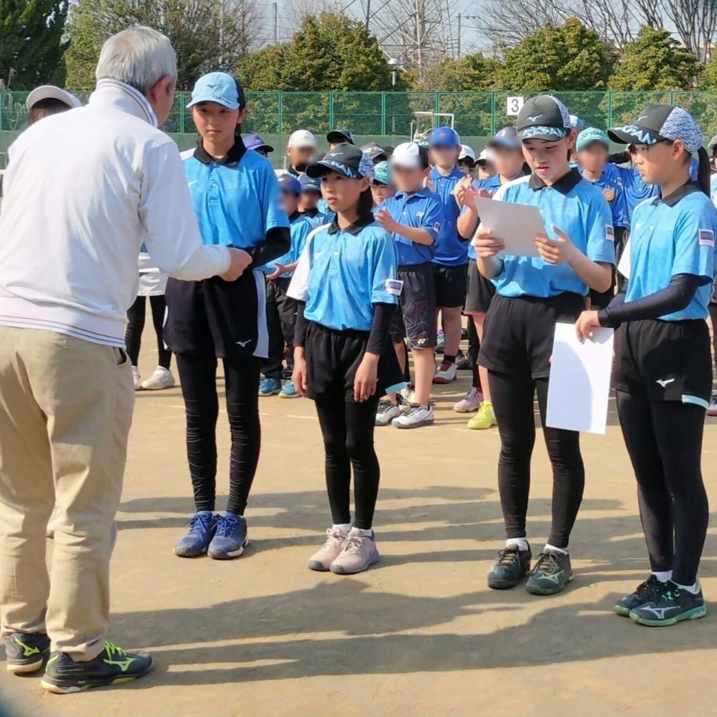 3/23(日)鳩ヶ谷ジュニア研修大会🎾】

みんな元気いっぱいに頑張って
高女🥇🥈ワンツー、低女🥇、低男🥉
と、見事に複数種別で入賞！！

6年生にとっては小学生最後の大会でしたが、遅咲きの６年生が最後で最高プレーを見せてくれ感動でした😂