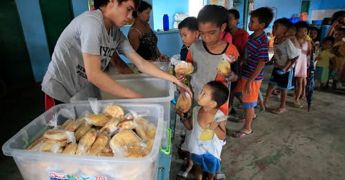 News5PH's tweet photo. The Ayuda sa Kapos at Kita Program #AKAP, a pet project of House Speaker Martin Romualdez, received P26 billion under this year's national budget while some government agencies faced decreased funding. #News5
READ: https://t.co/CTh4ARhgXA https://t.co/PaAwBSMfSI