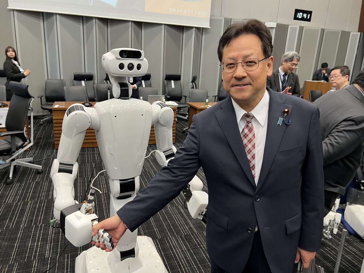 自民党  『ロボット推進議員連盟』の発足式、参画しました🤗

本日は川崎重工業の二足歩行型ロボ、東京ロボティクスの車式人型ロボットのデモがありました。

人型ロボットの活躍で、労働力不足の対策を練ろう‼️
アメリカ🇺🇸・中国🇨🇳等々は、先駆けていますね。

さぁ、しっかり勝って行こう🌸🍀