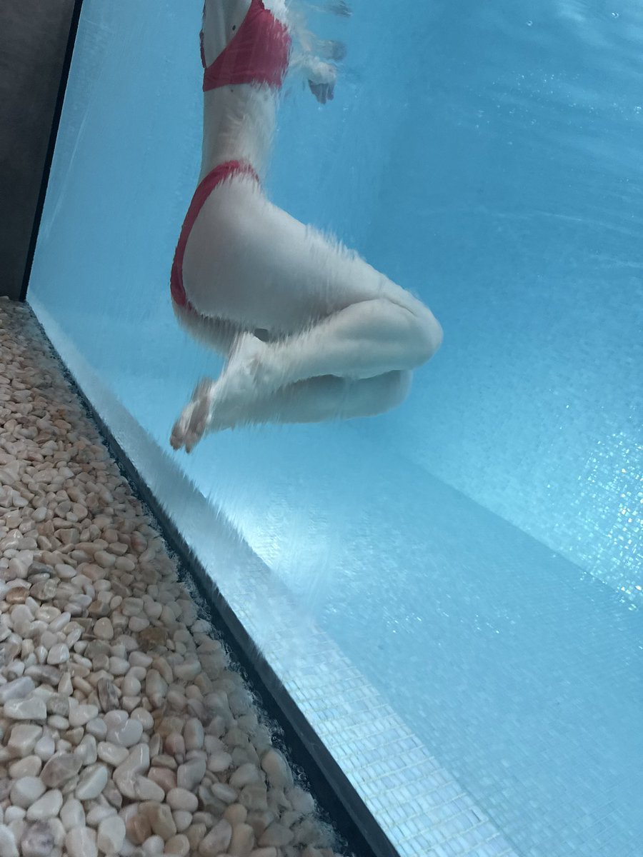 Мы с <a href="/dcversus/">Vasilisa Versus (dcversus.bsky.social)</a> на 8 марта ходили в спа, а там был бассейн с прозрачной стеной!! Василиса мне там сделала красивые фотографии, а мне на них поставили мало лайков в инстаграме. Поставьте, пожалуйста, много, чтобы я не расстраивалась!!