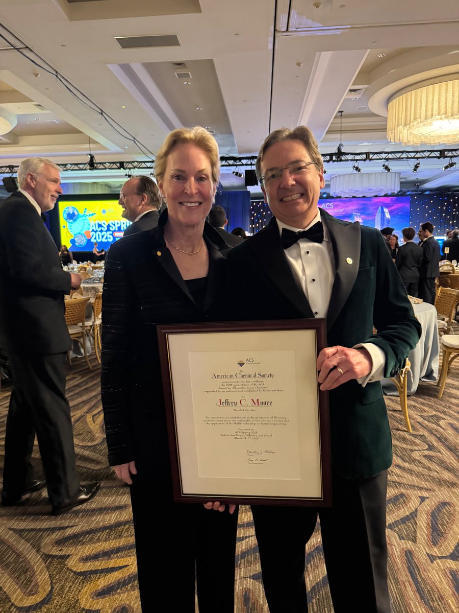 francesarnold's tweet image. Celebrating Jeff Moore @Merck award at the #ACSSpring2025 awards dinner! Way to go, Jeff. #enzymes #biocatalysis #directedevolutioh.