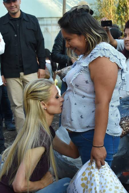Haster18_'s tweet image. 11. Paris Hilton visiting Mexico and kissing a woman’s belly because she thought she was pregnant.