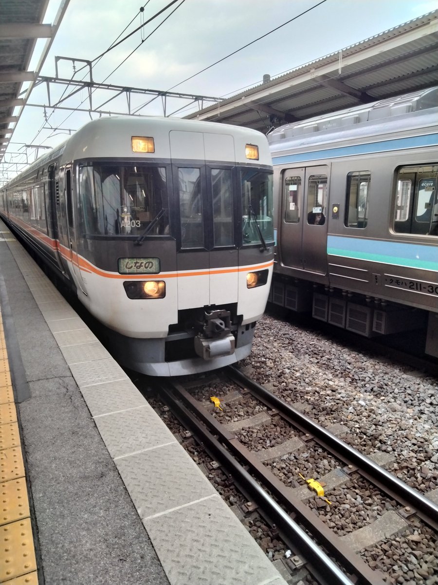 Glay_Knight's tweet photo. 塩尻駅から特急しなのに乗車🚈
※リアルタイ��じゃありません、ご容赦ください。

#乗り鉄  #JR #JR東日本 #JR東海 #JR西日本 #春休み #鉄道好き #長野県 #塩尻市 #塩尻駅 #特急しなの #383系 https://t.co/WsVJYOR6Y7