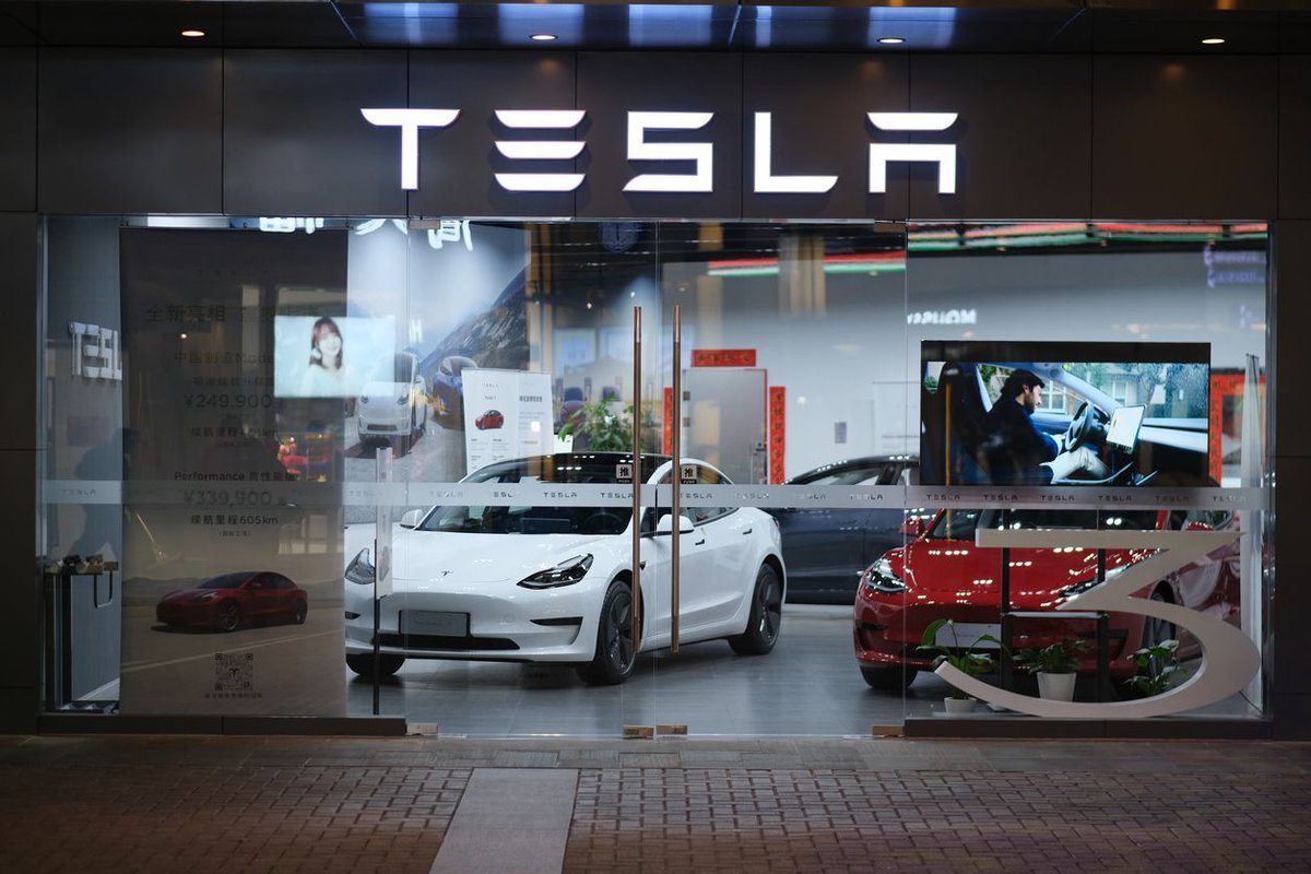 funds_360's tweet photo. « Le doigt dans l’œil à Elon » 
❌ Mauvaise soirée chez les Musk : une vidéo est sortie où on peut voir une #Tesla pulvériser un mannequin représentant un jeune enfant qui court après son ballon. 🚸
 
Retrouvez l'article de Monocle Asset Management 👇 
https://t.co/oMhN6icRFv https://t.co/QtuRA9PpZE