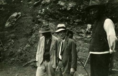 FossilHistory's tweet image. Fieldwork began at Zhoukoudian in China #OnThisDay in 1927. The Peking Man fossils, now Homo erectus, would soon be discovered. 📸 University of Toronto Archives