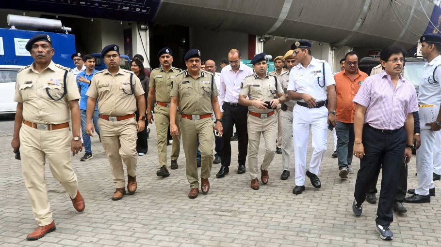 ScrabbIit's tweet image. Shocking fraud in Kolkata! 🚨 5 CISF officers, posing as IT officials, looted cash &amp;amp; jewelry from a businesswoman’s home. A property dispute fueled the fake raid. 🏠⚖️ #CrimeAlert #KolkataNews #FakeRaid #FraudExposed #scrabblnews

Know More: scrabbl.com/5-officers-fro…