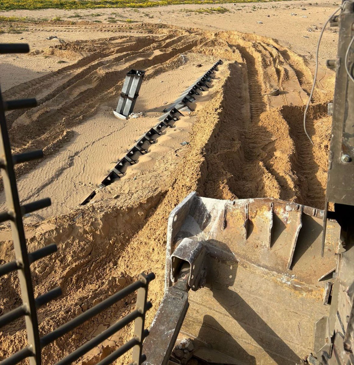 JewishWarrior13's tweet photo. 🚨IDF forces located a 25-barrel launcher in the Tel Sultan neighborhood in Rafah, in an operation during which dozens of terrorists were eliminated. https://t.co/sUOd2ijgIw