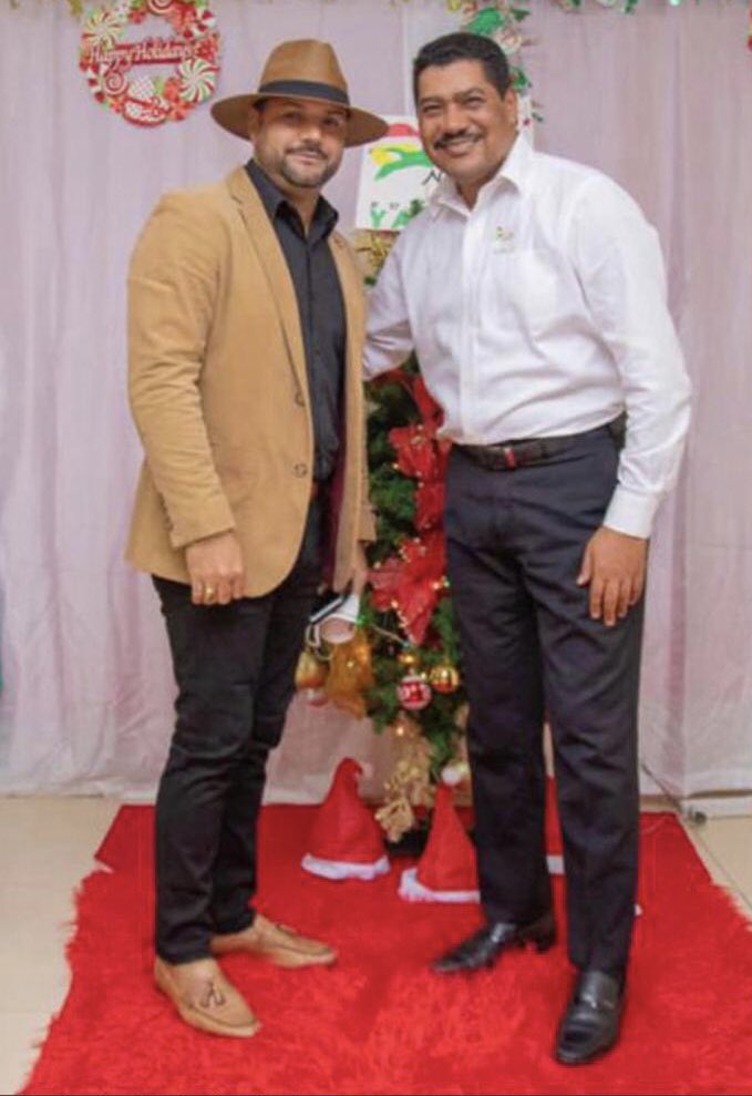 Hoy celebramos a un líder excepcional, cuya visión, pasión y determinación continúan, que inspira a todos a su alrededor.  Quiero expresar mi más profundo respeto y admiración por su dedicación al trabajo y su excelencia en el liderazgo. 
Feliz cumpleaños, jefe!