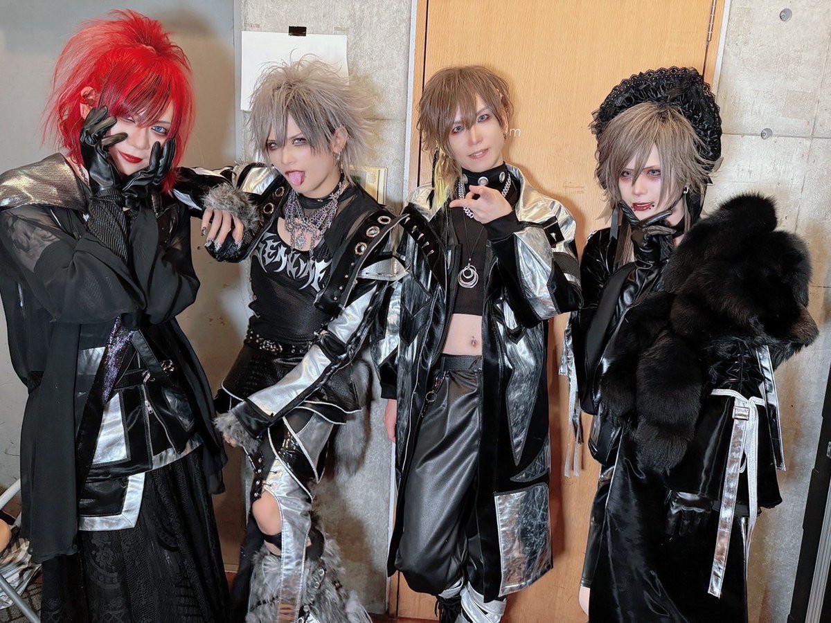 Royz_official's tweet photo. 岡山公演お疲れ様でした！キュートアグレッションでは珍しい昴の動きが😳RAVENやANTITHESISの歌声バッチリ聞こえたました👍次は福岡公演！よろしくお願いします🔥🔥🔥🔥 本日の 「 #Royzに堕ちよう 」は【 BLESS🎵】
楽曲が気になったかたはこちらから👇🏻 https://t.co/BwT4wgLnnk https://t.co/mhv83p3YtJ