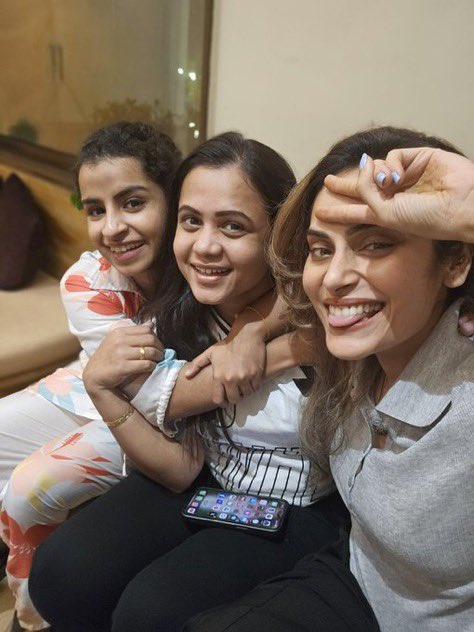 tamilcinema_12's tweet photo. Shrutika bonding with his #cookwithkomali gang #shrutikaarjun @Shrutika_arjun https://t.co/7DIimydPRT