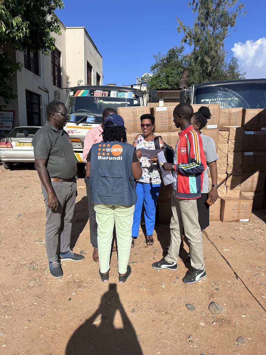 UNFPA Burundi a remis du materiel aux Directions Provinciales l'Éducation (DPE) de #Bujumbura et de #Kayanza. Projet " Burundi Bw'Ejo"; projet conjoint entre UNFPA Burundi et UNICEF Burundi, mis en œuvre sous le lead du Mini Education. #SSR, Adolescentes m, soutien Amb Pays Bas