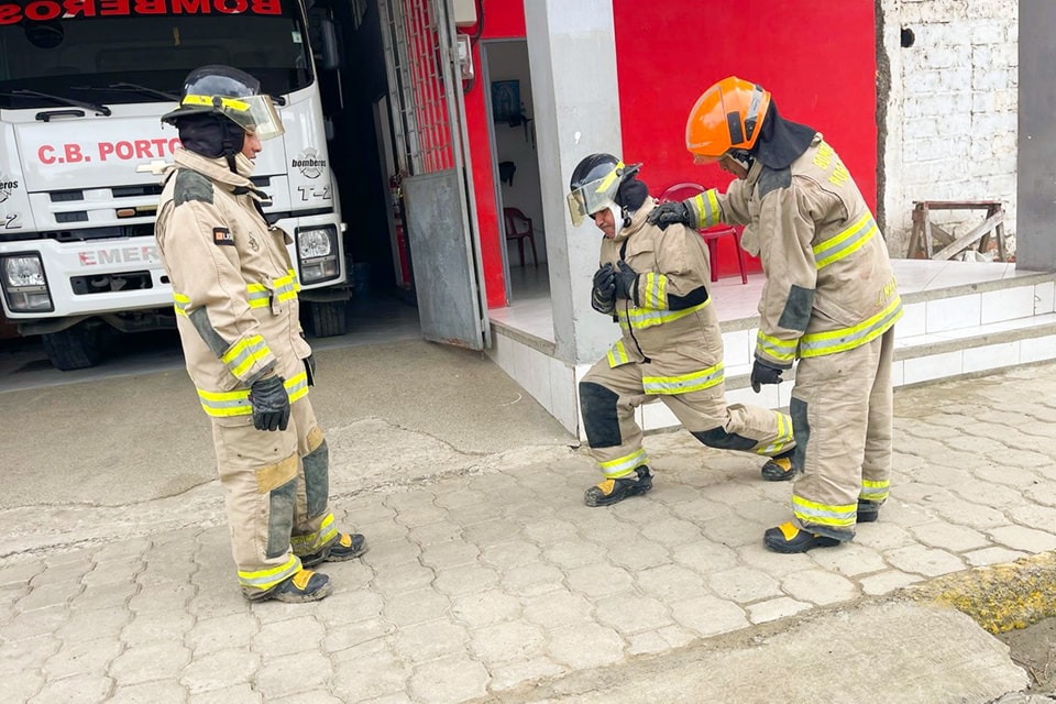 ¡Entrenamiento constante!

Con el objetivo de brindar una respuesta más efectiva ante cualquier tipo de emergencia, el personal operativo del Benemérito Cuerpo de Bomberos Portoviejo realiza un riguroso entrenamiento físico y técnico.