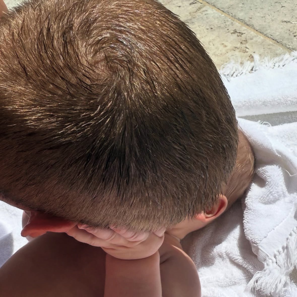 drewlegend_'s tweet photo. a veces me olvido que justin y hailey tienen una mini personita que se parece a ellos 🥺 https://t.co/hbsc4VuBAq