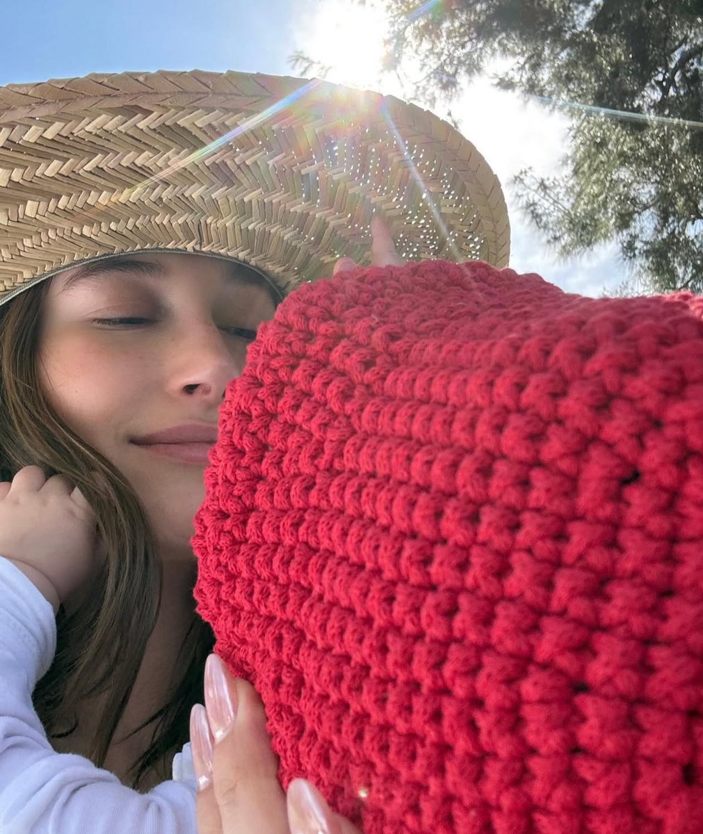 drewlegend_'s tweet photo. a veces me olvido que justin y hailey tienen una mini personita que se parece a ellos 🥺 https://t.co/hbsc4VuBAq