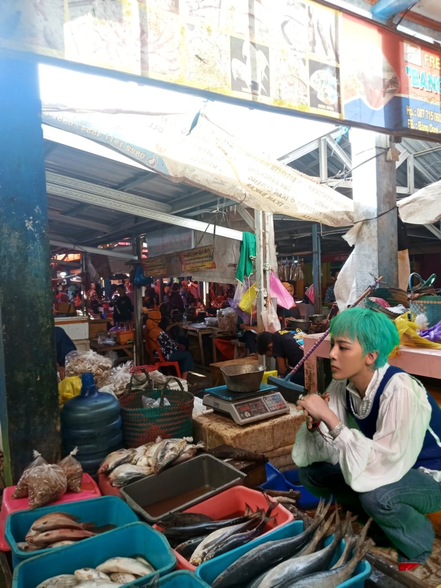 omgdragxn's tweet photo. Morning sell fish, veggies in the afternoon and fruit in the evening. At night, keep an eye on the shop. All this to pay off his Chanel bag installments. https://t.co/MkDCxibmoJ