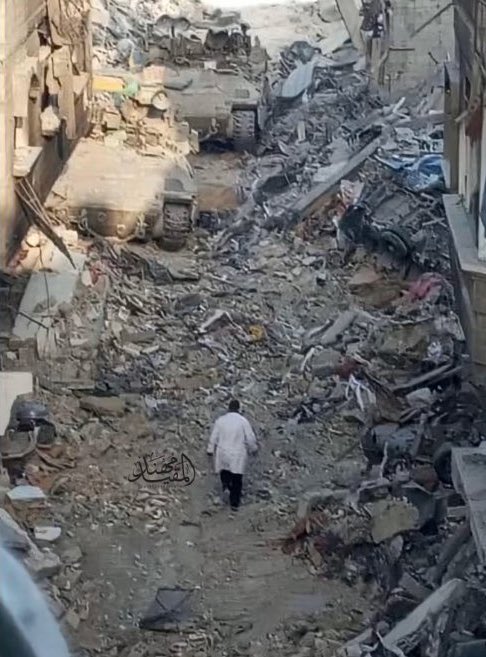 Zeinab_RHM's tweet photo. INCOMPARABLE

🇾🇪The peace of a Yemeni man in his shop after hearing the sound of a bomb 
🇵🇸And the courage of Dr. Hossam Abu Sofia

🇮🇱😂 And Zionist cowards
 You will not win And you must escape from a land that does not belong to you🇵🇸🕊️

#یوم_القدس
#QudsDay https://t.co/BAzDCWEQCK