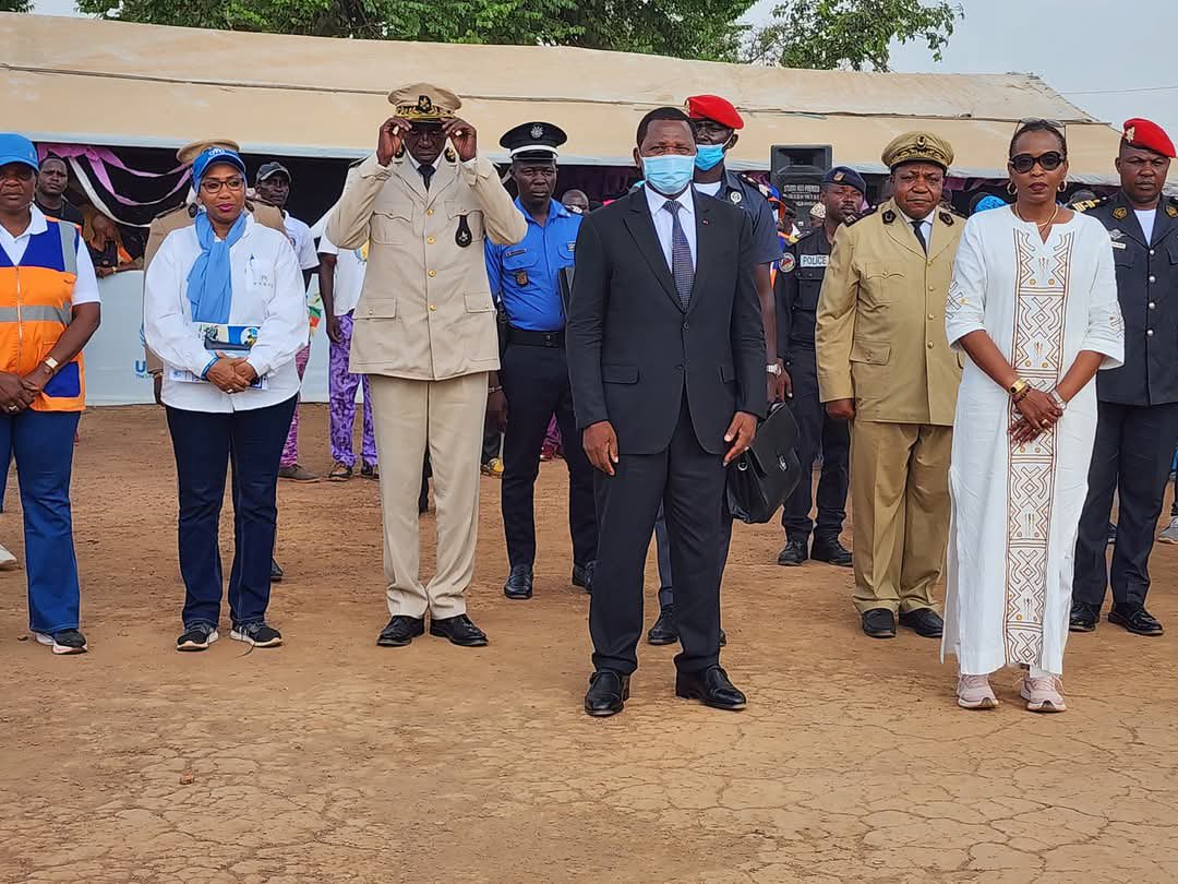 Saoudine08's tweet image. Moment fort hier 26 mars : en présence du Ministre de l’Administration Territoriale et de la Représentante du HCR, 523 réfugiés centrafricains ont choisi volontairement de rentrer dans leur pays d’origine, la RCA depuis Gado et Lolo. #AvecLesRéfugiés #Solidarité #HCR #MINAT