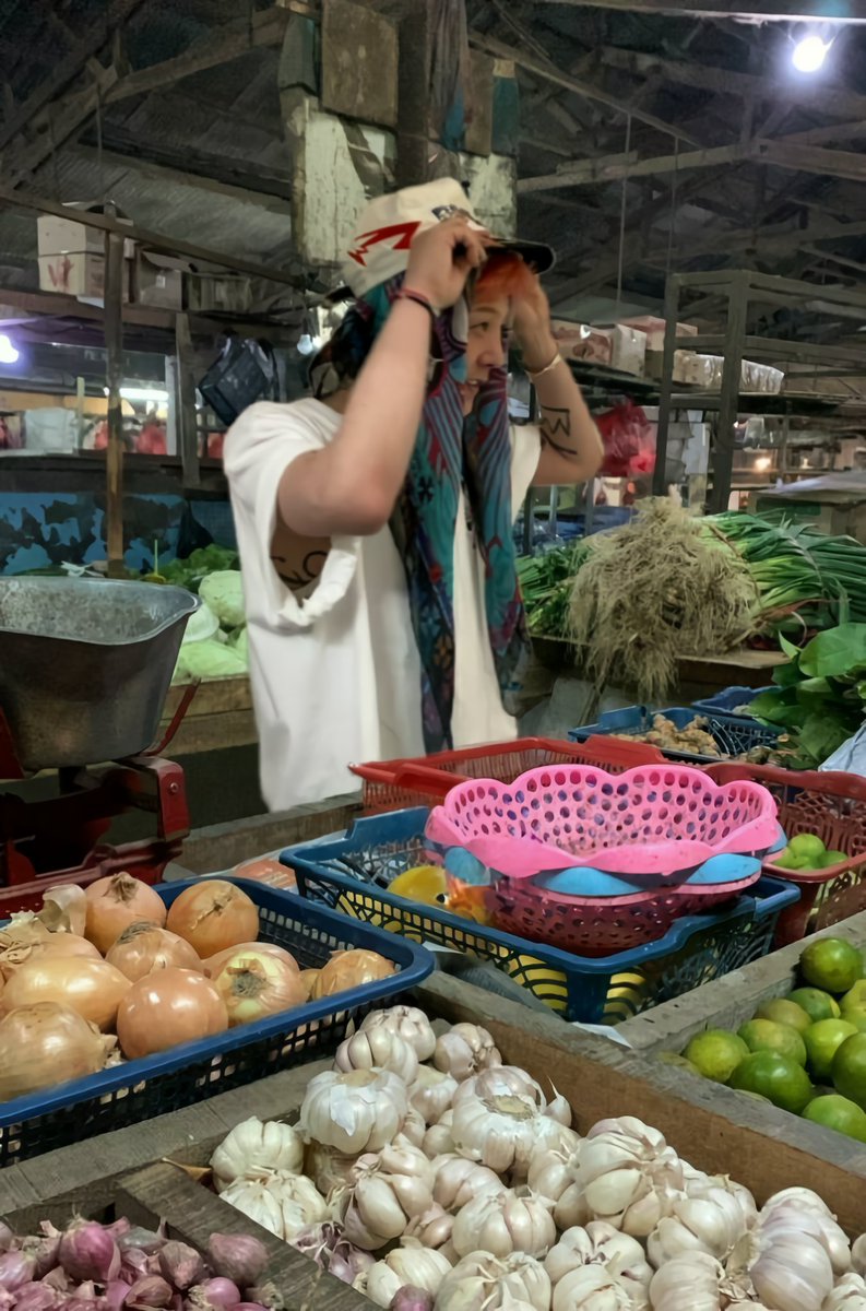 omgdragxn's tweet photo. Morning sell fish, veggies in the afternoon and fruit in the evening. At night, keep an eye on the shop. All this to pay off his Chanel bag installments. https://t.co/MkDCxibmoJ