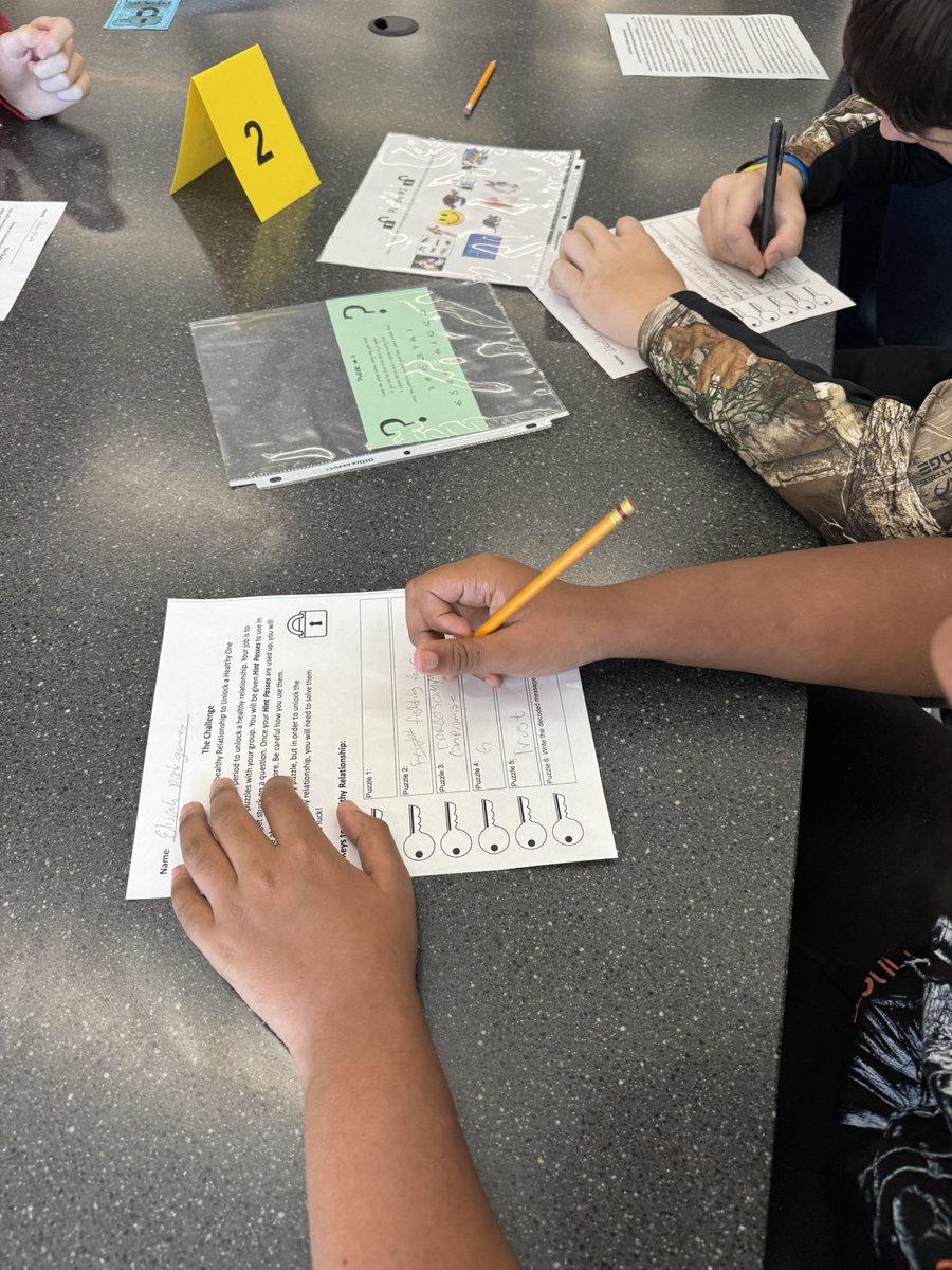 HS_PieperCouns's tweet photo. Counselors met with 10th graders for guidance and reviewed 🔑’s to a healthy relationship, by unlocking them in an escape room challenge! 🔐❤️💙💗 https://t.co/GECf9Cpnr6