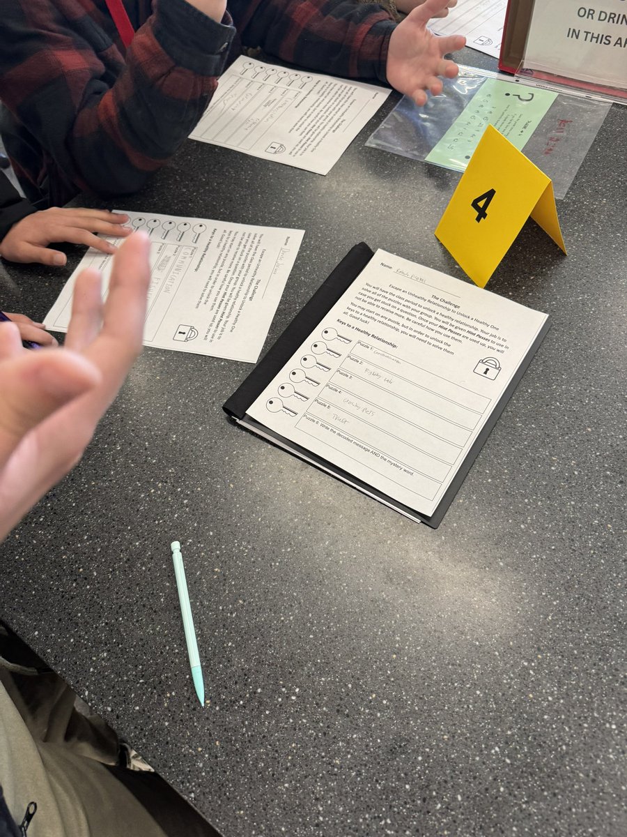 HS_PieperCouns's tweet photo. Counselors met with 10th graders for guidance and reviewed 🔑’s to a healthy relationship, by unlocking them in an escape room challenge! 🔐❤️💙💗 https://t.co/GECf9Cpnr6