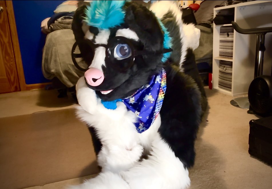 “Hey youuuuu!”

“How’s it going? Having a good day??”🙃

#fursuit #fursuiter #fursuiting