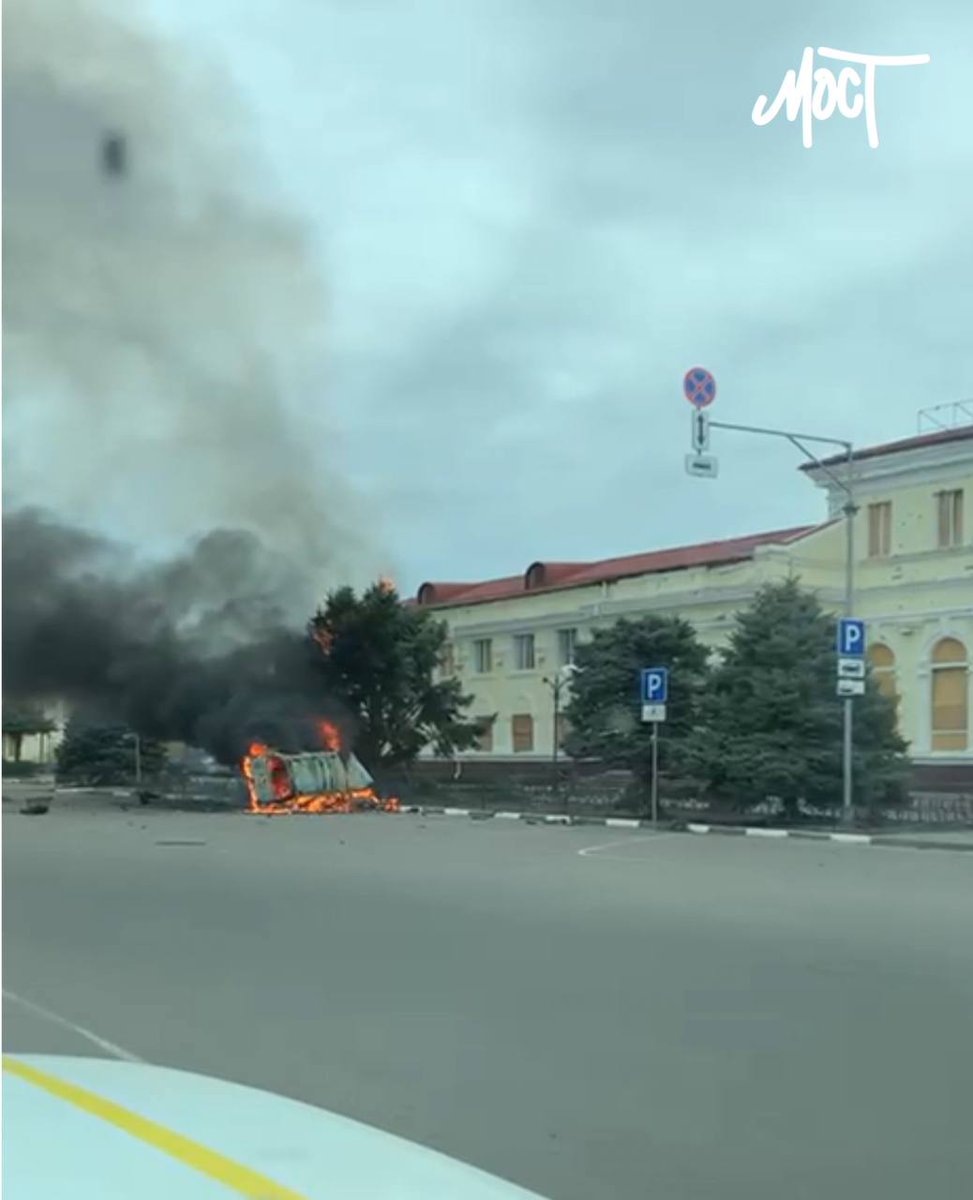 This is what Kherson looks like during a massive Russian shelling.

So far, one person has been reported dead and one wounded.

Civilian infrastructure and vehicles were damaged in the city. The power supply has also been cut off.