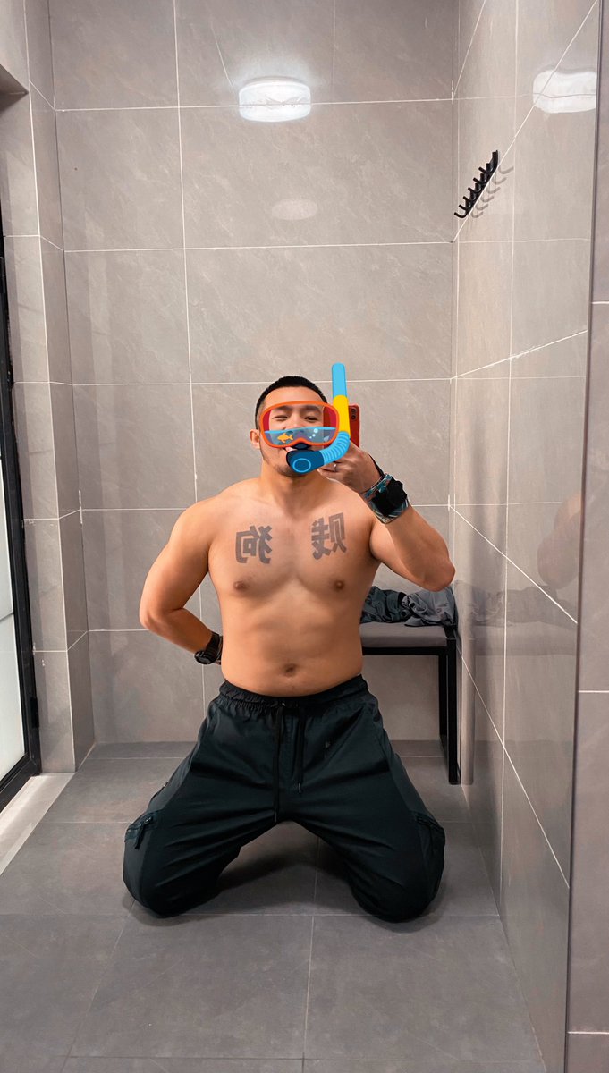 今天爸爸<a href="/U367_CD/">U367</a> 贴了纹身贴，去了健身房里，记录纹身贴的显色过程。带会员上课的时候，一直拉开衣服看里面的字，教练只能解释说看自己胸充血的状况，训练完，在更衣室里已经显色了，门没有关，希望会员不会跟进来。。。