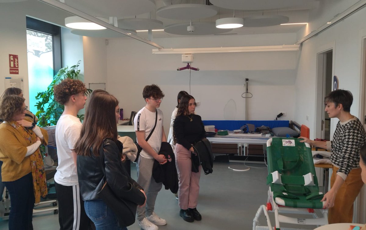 CareCityLab's tweet photo. Joves de la ciutat en el marc de la Fira #MataróOrienta 2025. Han conegut les diferents professions en l'àmbit de les #cures #sociosanitàries que hi treballen. Formació acadèmica📖, sortides professionals 👩‍⚕️👩‍💻👩‍🔬i el seu dia a dia. #MataróCiutatCuidadora https://t.co/woOhSAgp79