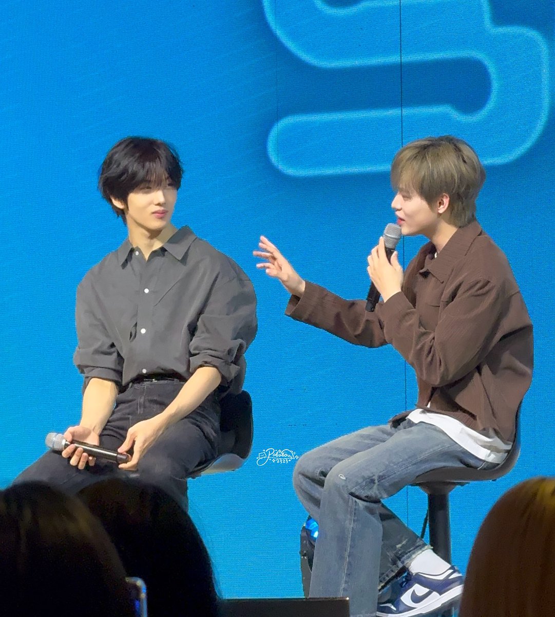 Jisung looks at Chenle with so much adoration