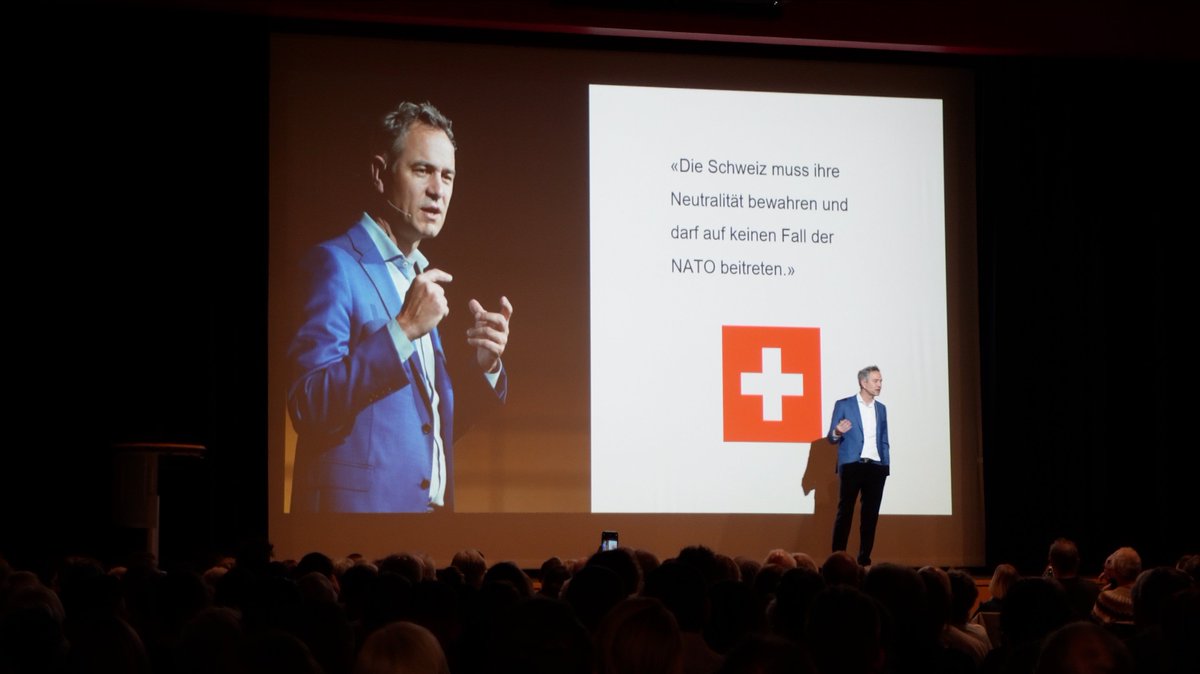 Daniele Ganser (@danieleganser) on Twitter photo Mit der Osterweiterung hat die NATO den Krieg in der Ukraine ausgelöst. Sie ist daher keine Kraft für den Frieden, sondern eine Gefahr für den Frieden. Die Invasion von Russland 2022 in die Ukraine ist illegal. Aber man darf die Vorgeschichte nicht ausblenden, darunter die Mit der Osterweiterung hat die NATO den Krieg in der Ukraine ausgelöst. Sie ist daher keine Kraft für den Frieden, sondern eine Gefahr für den Frieden. Die Invasion von Russland 2022 in die Ukraine ist illegal. Aber man darf die Vorgeschichte nicht ausblenden, darunter die