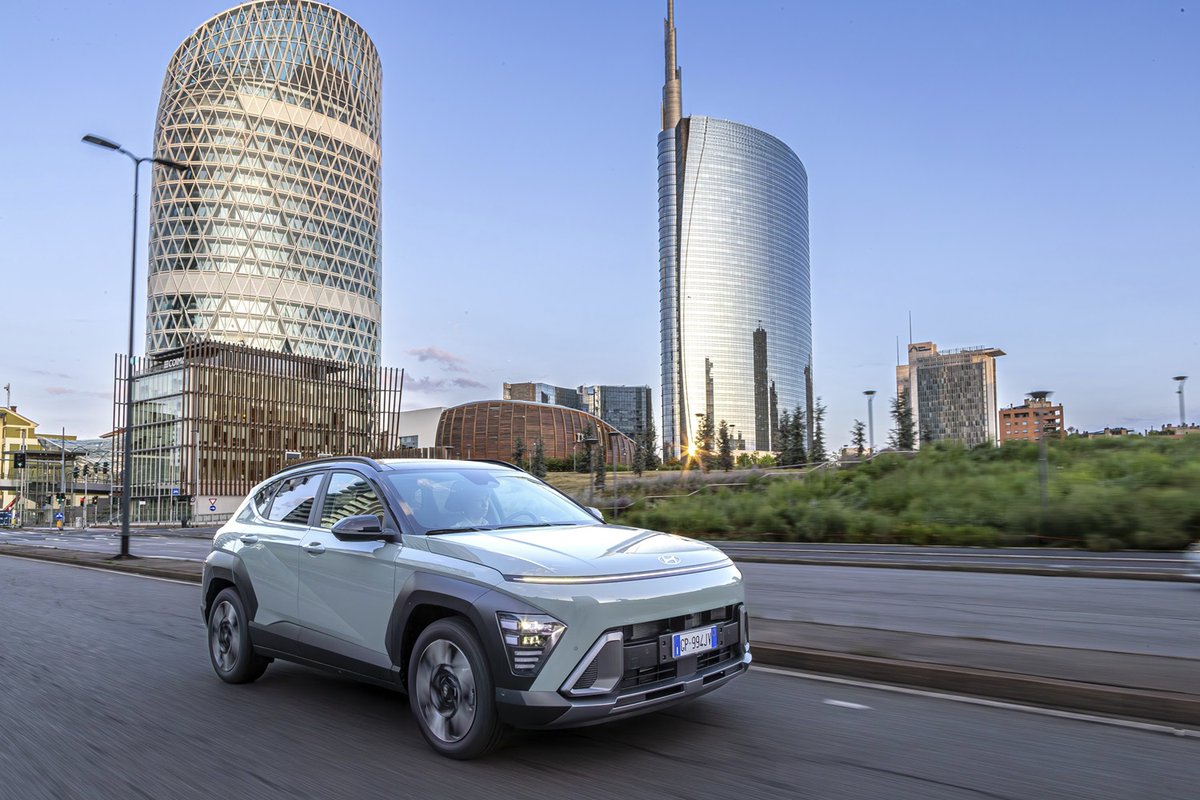 Hyundai_Italia's tweet image. Hyundai rinnova la gamma #KONA per offrire più scelta, più valore e più innovazione ai clienti italiani. 
Con una delle gamme motori più complete del segmento B-SUV, è la soluzione ideale per ogni esigenza di mobilità. #ProgressForHumanity