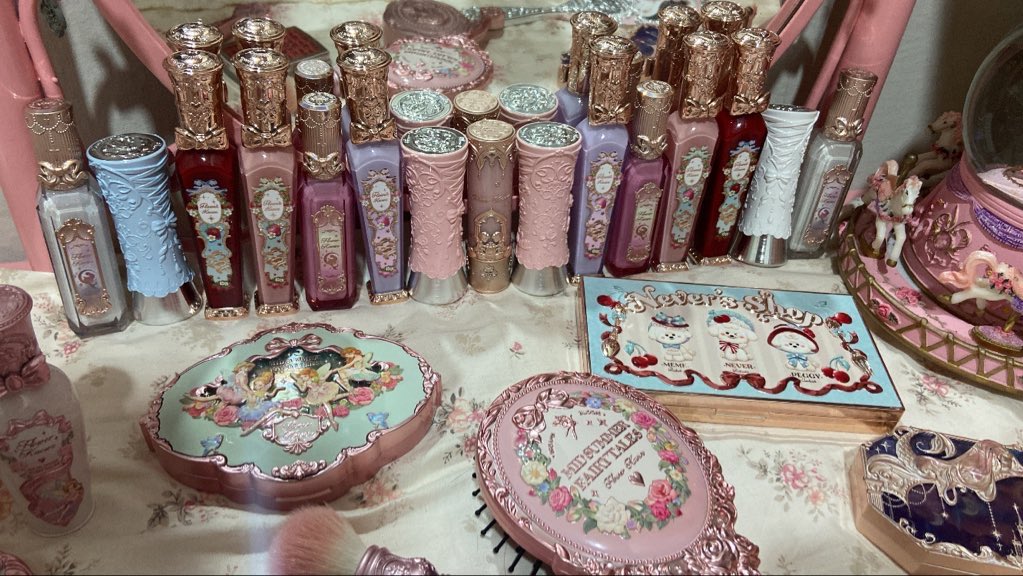 antique_dollll's tweet photo. 70 reais um gloss da Franciny, pqp, vale muito mais a pena investir um pouquinho mais e comprar qualquer um da Flower Knows https://t.co/E9PHJbkPNk