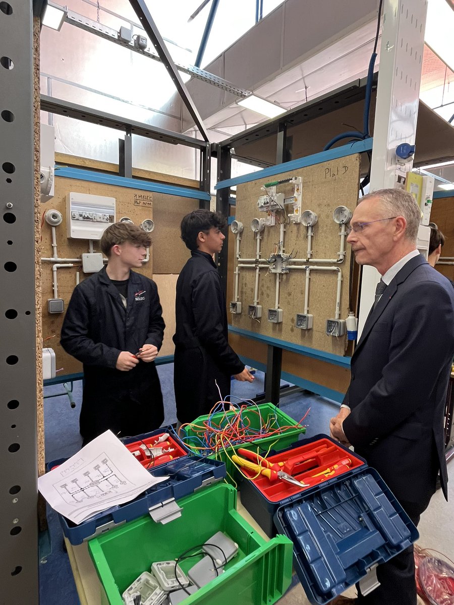 AcBordeaux's tweet photo. 🆕 Premier déplacement dans l’académie pour Jean-Marc Huart, nouveau recteur, sur le thème de la voie pro. 
➡️ Visite du lycée des métiers de l’industrie et de l’habitat de Langon
 ✅  Faire du lycée professionnel une filière d’excellence choisie pour les élèves et leurs familles https://t.co/oE0yUZb9bM