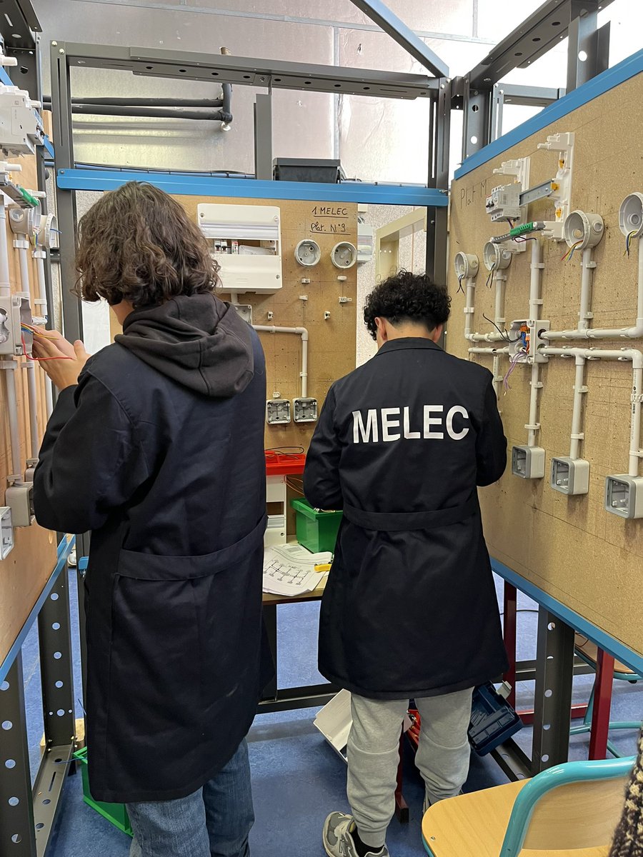 AcBordeaux's tweet photo. 🆕 Premier déplacement dans l’académie pour Jean-Marc Huart, nouveau recteur, sur le thème de la voie pro. 
➡️ Visite du lycée des métiers de l’industrie et de l’habitat de Langon
 ✅  Faire du lycée professionnel une filière d’excellence choisie pour les élèves et leurs familles https://t.co/oE0yUZb9bM