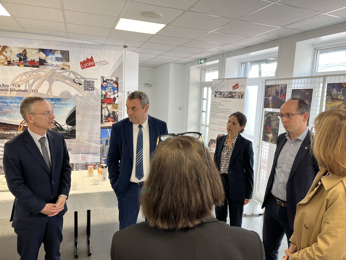 AcBordeaux's tweet photo. 🆕 Premier déplacement dans l’académie pour Jean-Marc Huart, nouveau recteur, sur le thème de la voie pro. 
➡️ Visite du lycée des métiers de l’industrie et de l’habitat de Langon
 ✅  Faire du lycée professionnel une filière d’excellence choisie pour les élèves et leurs familles https://t.co/oE0yUZb9bM