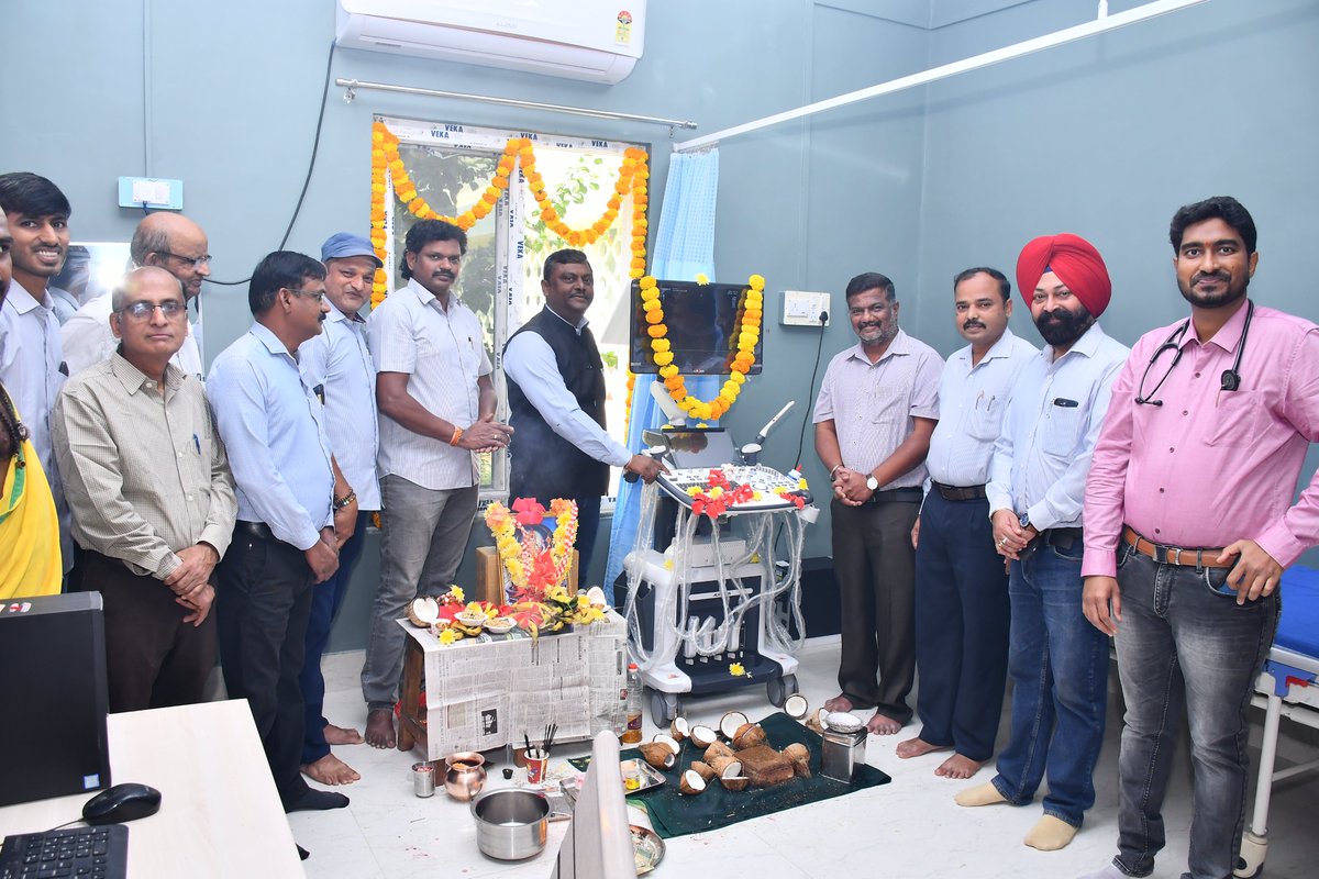 दिनांक 24.03.2025 को एनएमडीसी लिमिटेड, दोणिमलै आरोग्यवर्धिनी रुग्णालय में यूएसजी कक्ष एवं यूएसजी मशीन का उद्घाटन करते हुए श्री एस बी सिंह, परियोजना प्रमुख ।