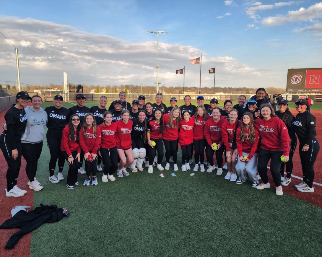 NEQuakesSB's tweet image. NE Quakes 12U Teetor at the UNO vs. UNL game. Love that the players took time for pictures and autographs!  
Softball in Nebraska is special! ❤️🖤
#quakessoftball #rolemodels @OmahaSB