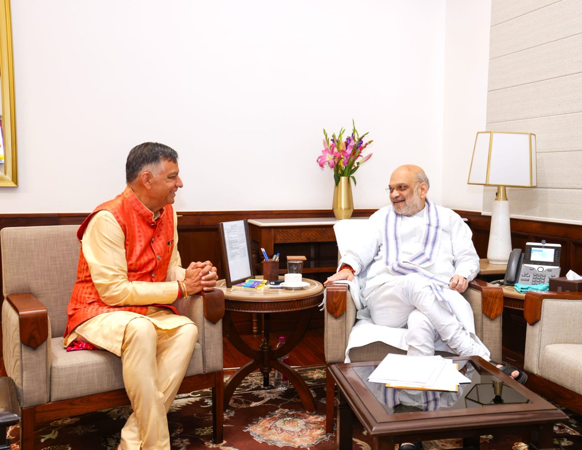 भारत के यशस्वी केंद्रीय गृह एवं सहकारिता मंत्री, परम आदरणीय श्री <a href="/AmitShah/">Amit Shah</a> जी से आत्मीय भेंट कर उनका मार्गदर्शन प्राप्त किया।
आदरणीय अमित शाह जी का बहुमूल्य समय एवं मार्गदर्शन सदैव ही ऊर्जा से ओतप्रोत कर देने वाला होता है।

सादर आभार

#AmitShahJi