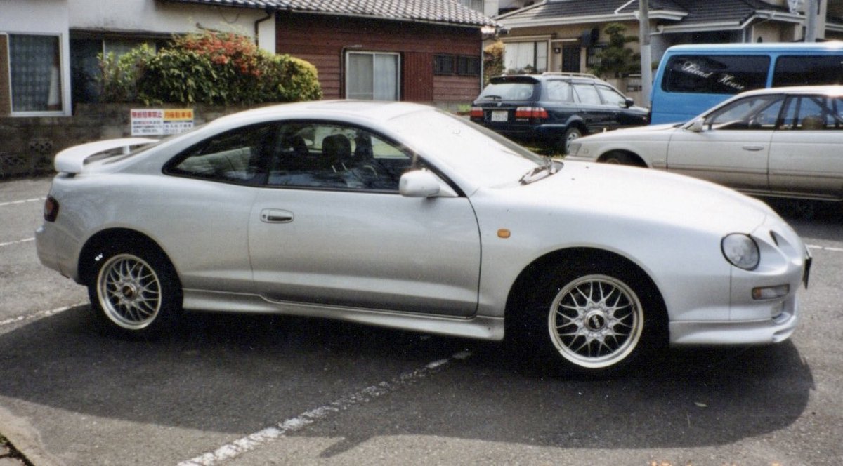 今週のThrowback Thursdayは
3代目マイカー🚗💨（現在7代目）TOYOTAのセリカ‼️
前の車CR-Xが黒で汚れ目立ちと夏の暑さで大変だったので、シルバーにしてみたよ。
もちろんマニュアル車🙆‍♀️
もうこの頃はオートマ車多かったけど、スポーツタイプが好きなのでマニュアルは必須です😤
＃TBT