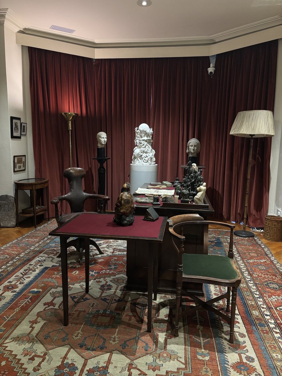 Students in Year 12 and 13 visited the home of Sigmund Freud who created the revolutionary ideas around psychoanalysis in psychology. His groundbreaking work led to dream analysis and child psychotherapies. Students have enjoyed learning more about the psychologist.