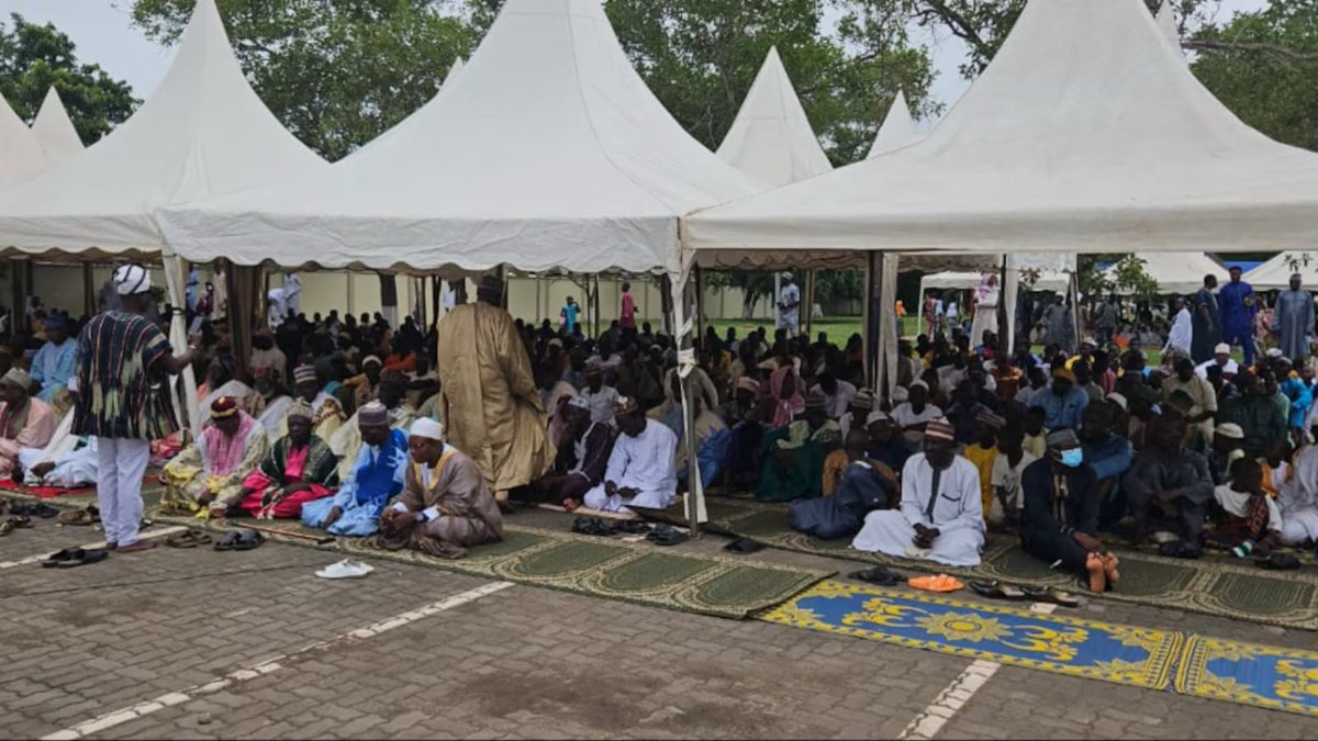ManuKufuor's tweet photo. Calling Ghana peaceful would be an understatement. Here, Muslims in Ghana celebrate Eid al-Fitr at the Church of Jesus Christ of Latter-day Saints in Takoradi—a beautiful display of unity and harmony
#muntaka #GuymanPizza #Grok #Kpone #Argentina https://t.co/shBgvTe0PM