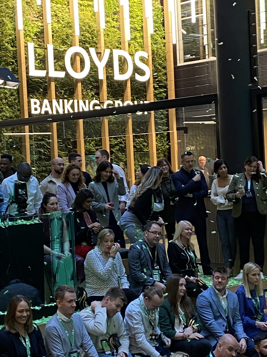 Ged Nichols (@gednichols) on Twitter photo Enjoyed a visit to the newly refreshed <a href="/LBGplc/">Lloyds Banking Group</a> office in Old Broad St, London today to watch the Customer Hero awards.
Great to see some <a href="/AccordUnion/">Accord Union</a> members picking up their awards too.
Congratulations to all the winners 👋👋👋👋 Enjoyed a visit to the newly refreshed <a href="/LBGplc/">Lloyds Banking Group</a> office in Old Broad St, London today to watch the Customer Hero awards.
Great to see some <a href="/AccordUnion/">Accord Union</a> members picking up their awards too.
Congratulations to all the winners 👋👋👋👋