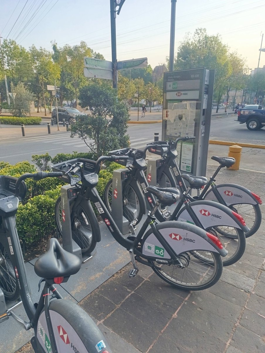 GLV83's tweet photo. @ecobici @ecobici aquí la prueba hay bicis en las estaciones en rojo estación ce 135 https://t.co/NKgfkvRU1Q