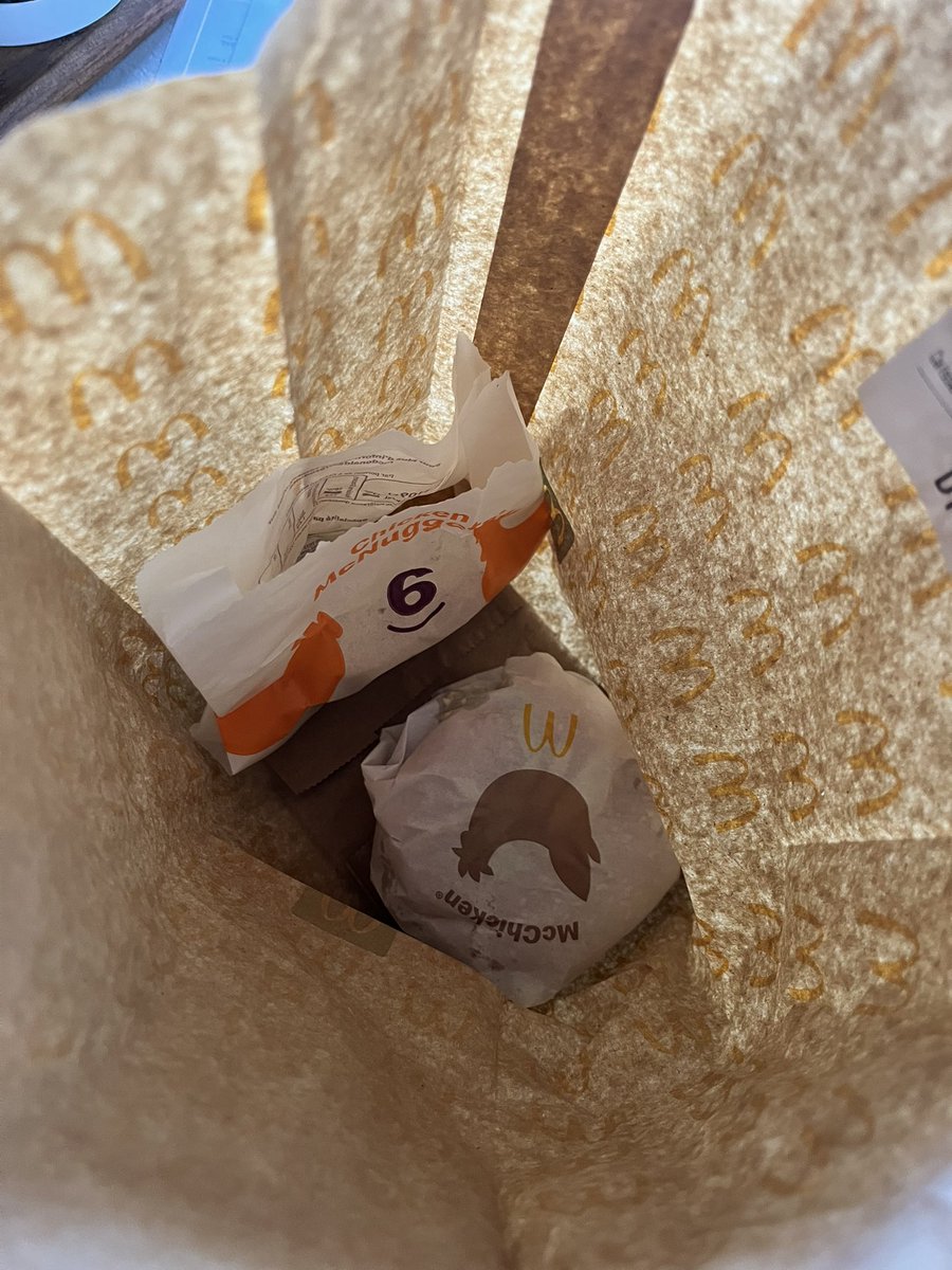 keep_calm_max's tweet photo. @McDonaldsFrance tranquille de faire payer la commande sans qu’elle soit complète…. https://t.co/Ojb9plJZYt