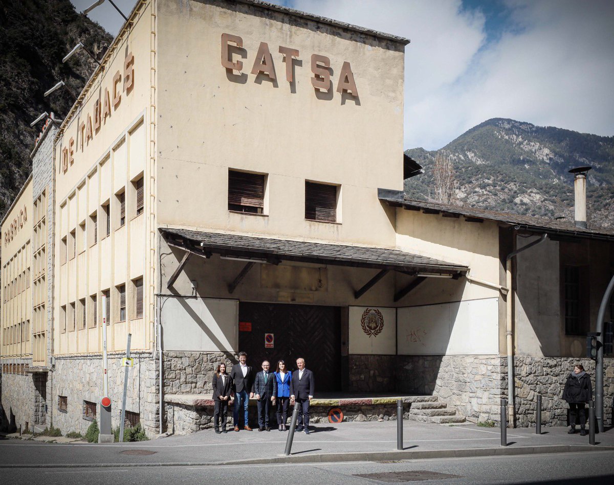 XavierEspot's tweet photo. El @GovernAndorra i el @comusantjulia hem comprat conjuntament l’edifici emblemàtic de l’antiga Cooperativa Andorra de Tabacs SA (CATSA),
Fil👇🏻 1/4
#santjuliadeloria #institucionsandorra https://t.co/8hnZvLfg4O