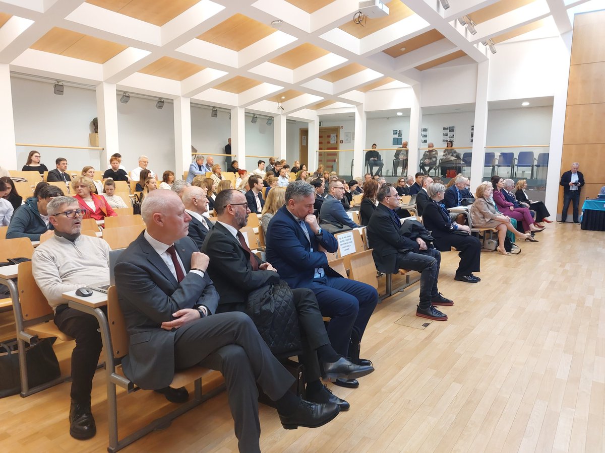 Ministrstvo za pravosodje (@mpravosodje) on Twitter photo 📢 DS <a href="/MilanBrglez/">Milan Brglez</a> se je udeležil letošnje konference "Medicina in pravo" 🏥⚖️
Konferenca je ponudila priložnost za izmenjavo strokovnih pogledov o ključnih izzivih na stičišču zdravstva in pravne regulative. 💬🏛️👨⚕️
#MedicinaInPravo #Pravo #Zdravstvo #Konferenca 📢 DS <a href="/MilanBrglez/">Milan Brglez</a> se je udeležil letošnje konference "Medicina in pravo" 🏥⚖️
Konferenca je ponudila priložnost za izmenjavo strokovnih pogledov o ključnih izzivih na stičišču zdravstva in pravne regulative. 💬🏛️👨⚕️
#MedicinaInPravo #Pravo #Zdravstvo #Konferenca