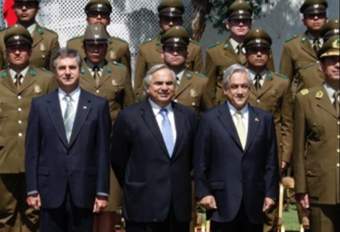 BotCheckerCL's tweet photo. El equipo de @evelynmatthei  (Piñera 3)

Cristobal Lira:
- Asesor de Chadwick
- Investigado por lavado de dinero junto al ex General Fuente-Alba (preso)
- Subsecretario de prevención del delito de Piñera, el culpable de que a los delincuentes "no se les acabara la fiesta"

(Sigue)