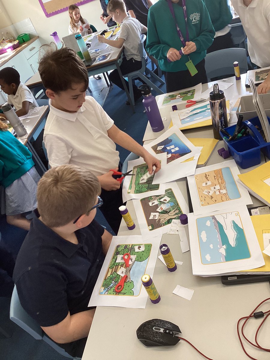 staynorHprimary's tweet image. Team Foss are celebrating #scienceweek2025 today. We are focusing on change and adaptions. We have been looking at different animals, their habitats and how they adapt to survive @eboractrust #staynorscience 🦔🦊🐻‍❄️🐠🌳🌊